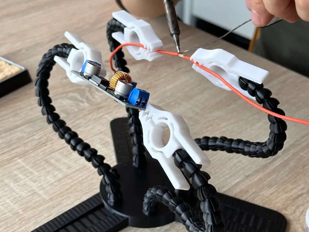 Soldering Tool Holder Flexible Arms helping hands — modelo 3D