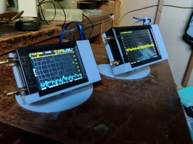 nanoVNA or tinySA alternate base for adjustable stand — modelo 3D