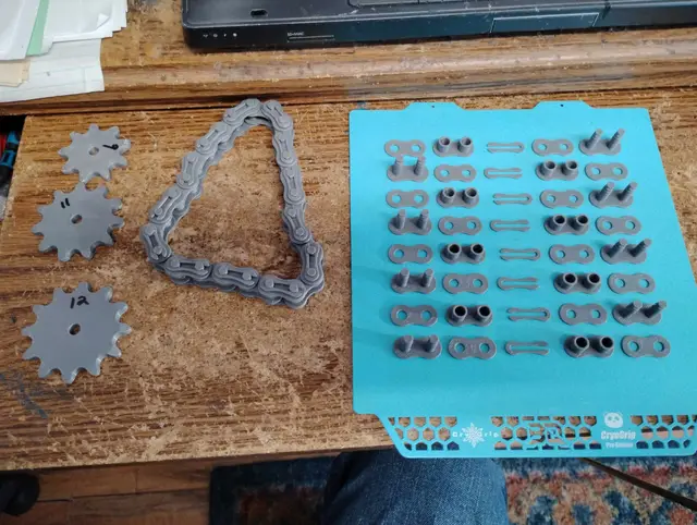Remix of Hartvik 420 roller chain. No supports or clean up. Faster print and assembly time. — modelo 3D