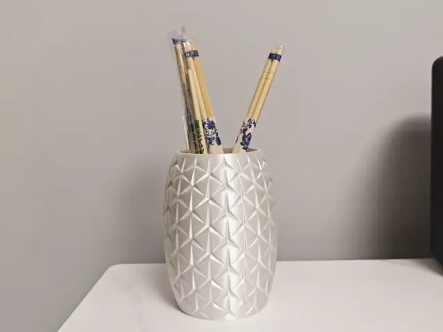 三角星花纹笔筒 — modelo 3D