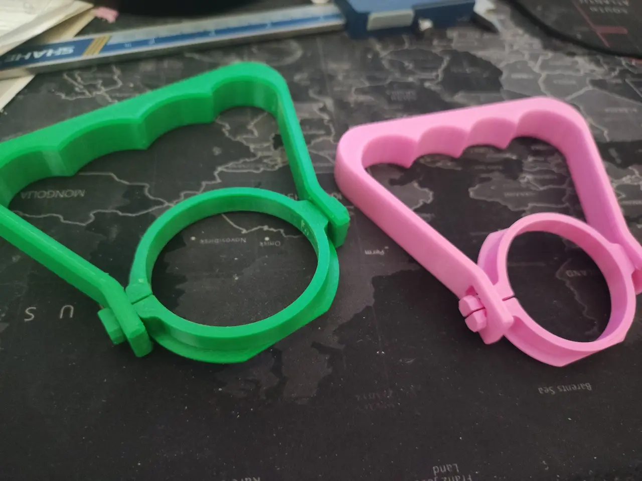 Handles for carrying 5‑liter bottles or 5 gallon jug — modelo 3D