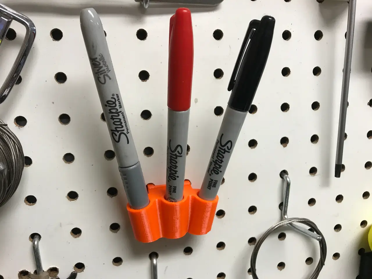Sharpie holder for pegboard — modelo 3D