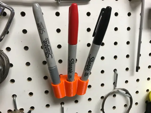Sharpie holder for pegboard — modelo 3D