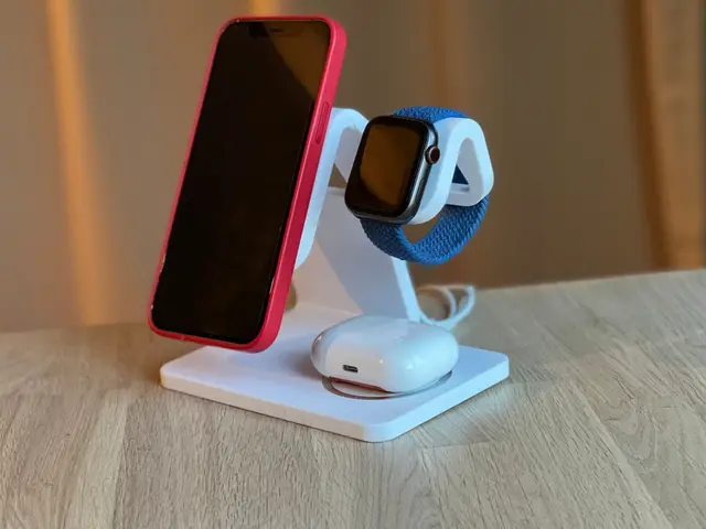 3 in one iPhone, Watch and AirPods charger (12 & 13) — modelo 3D