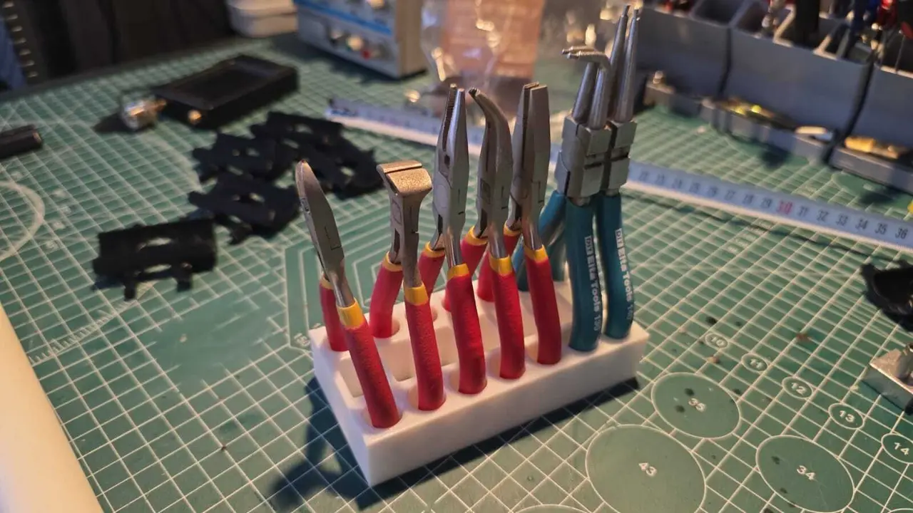 Holder for small pliers/Küçük penseler için düzenleyici — modelo 3D