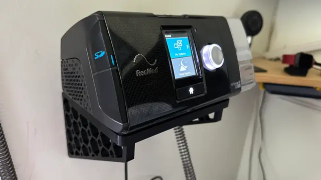 ResMed AirSense 10 Wall Mount Bracket Remixed CPAP With Screw and Velcro Mounts — modelo 3D