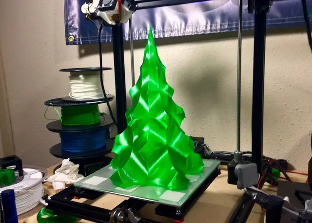 Christmas Tree (now with lamp base) — modelo 3D