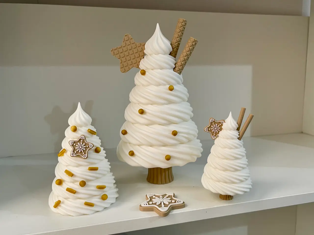 Whipped cream Christmas tree with waffles cookie — modelo 3D