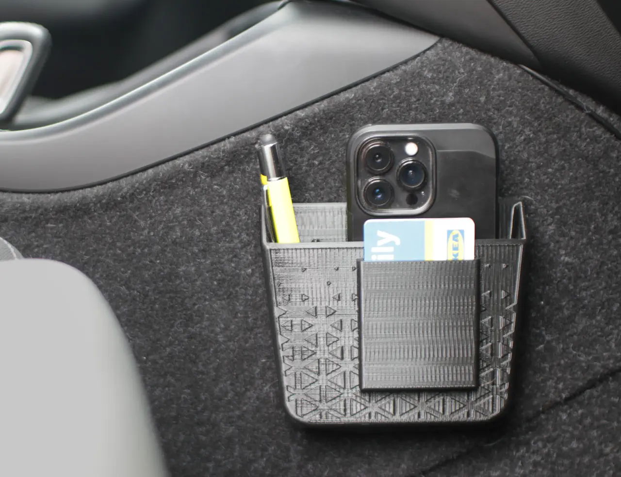 Beautiful and elegant car organizer attached with velcro (for phone, cards, pen) — modelo 3D