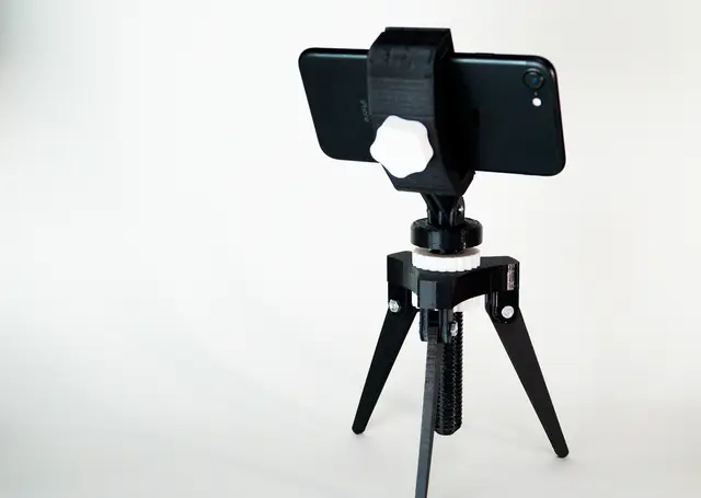 Adjustable iPhone tripod — modelo 3D