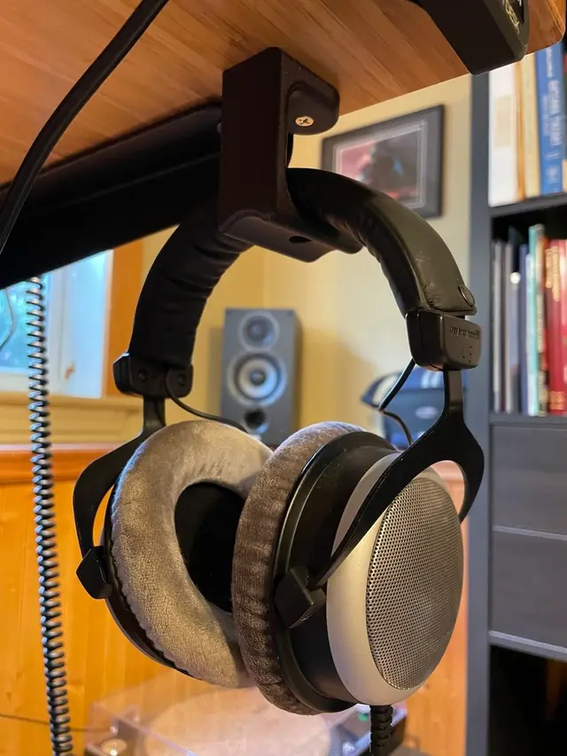 Under-desk headphone hanger — modelo 3D