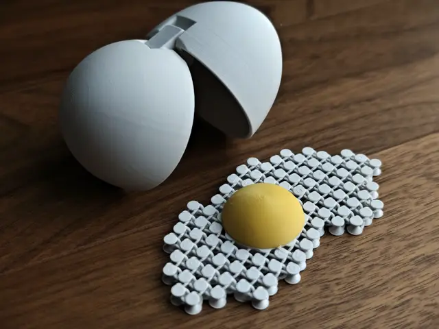 Toy egg with shell — modelo 3D