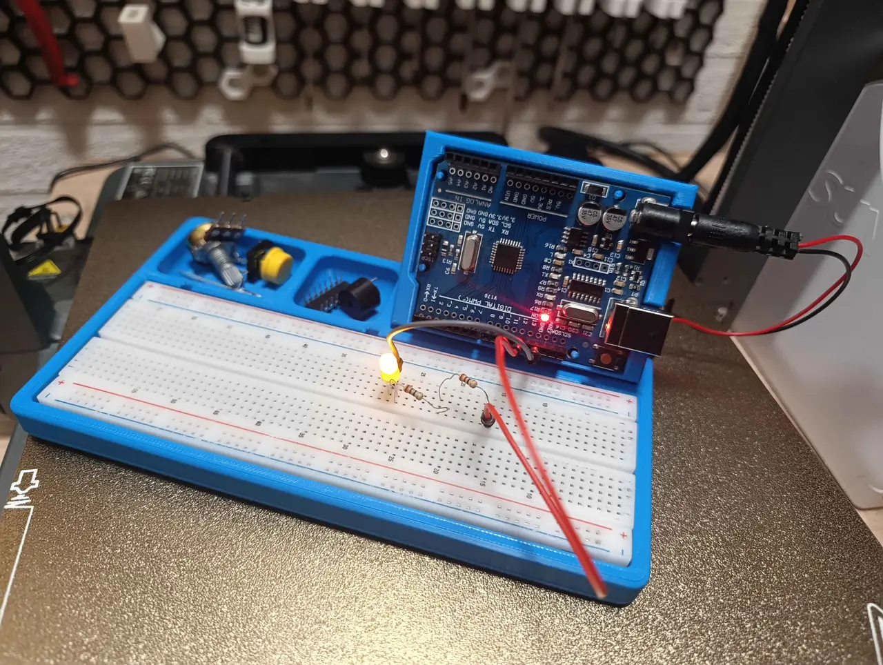 Arduino Uno and Breadboard holder — modelo 3D