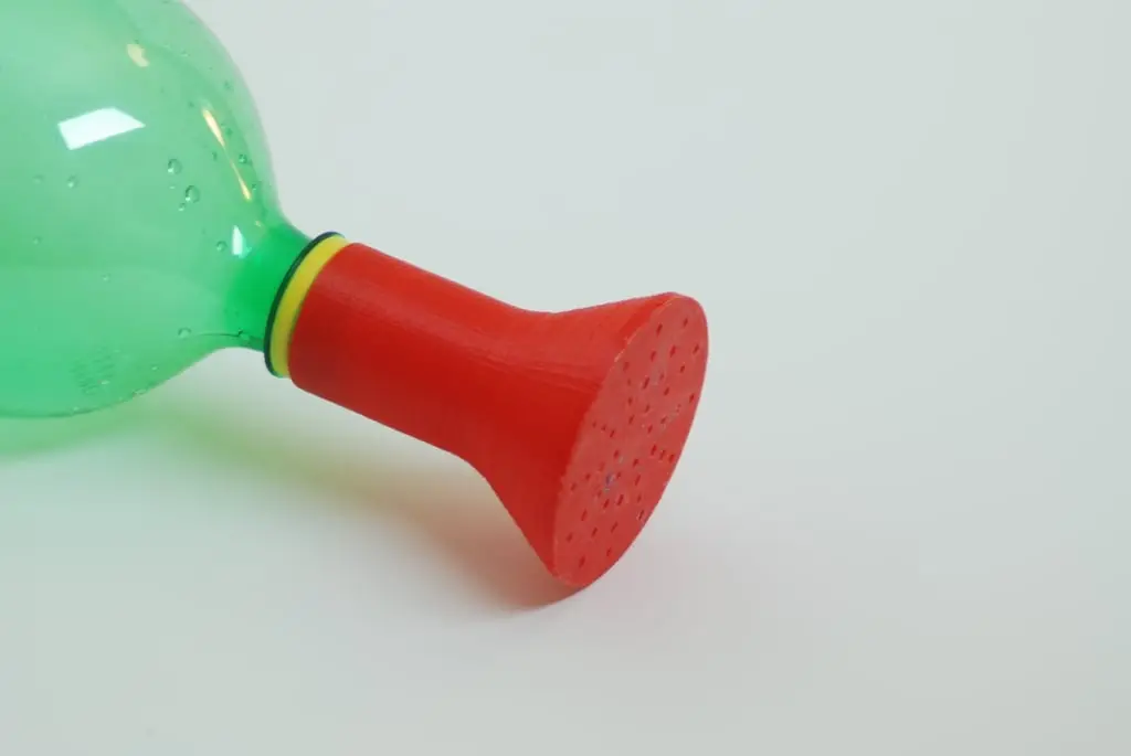 Watering spout for 2 liter bottle — modelo 3D