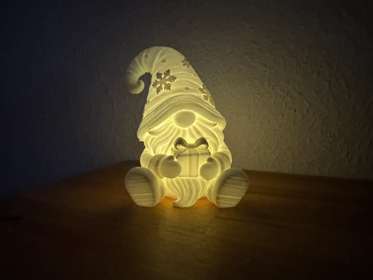 Leuchtender Weihnachtswichtel mit Geschenk — modelo 3D