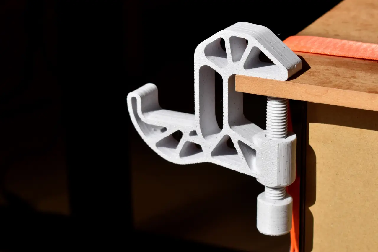 Desk clamp with hook | Topology optimized — modelo 3D