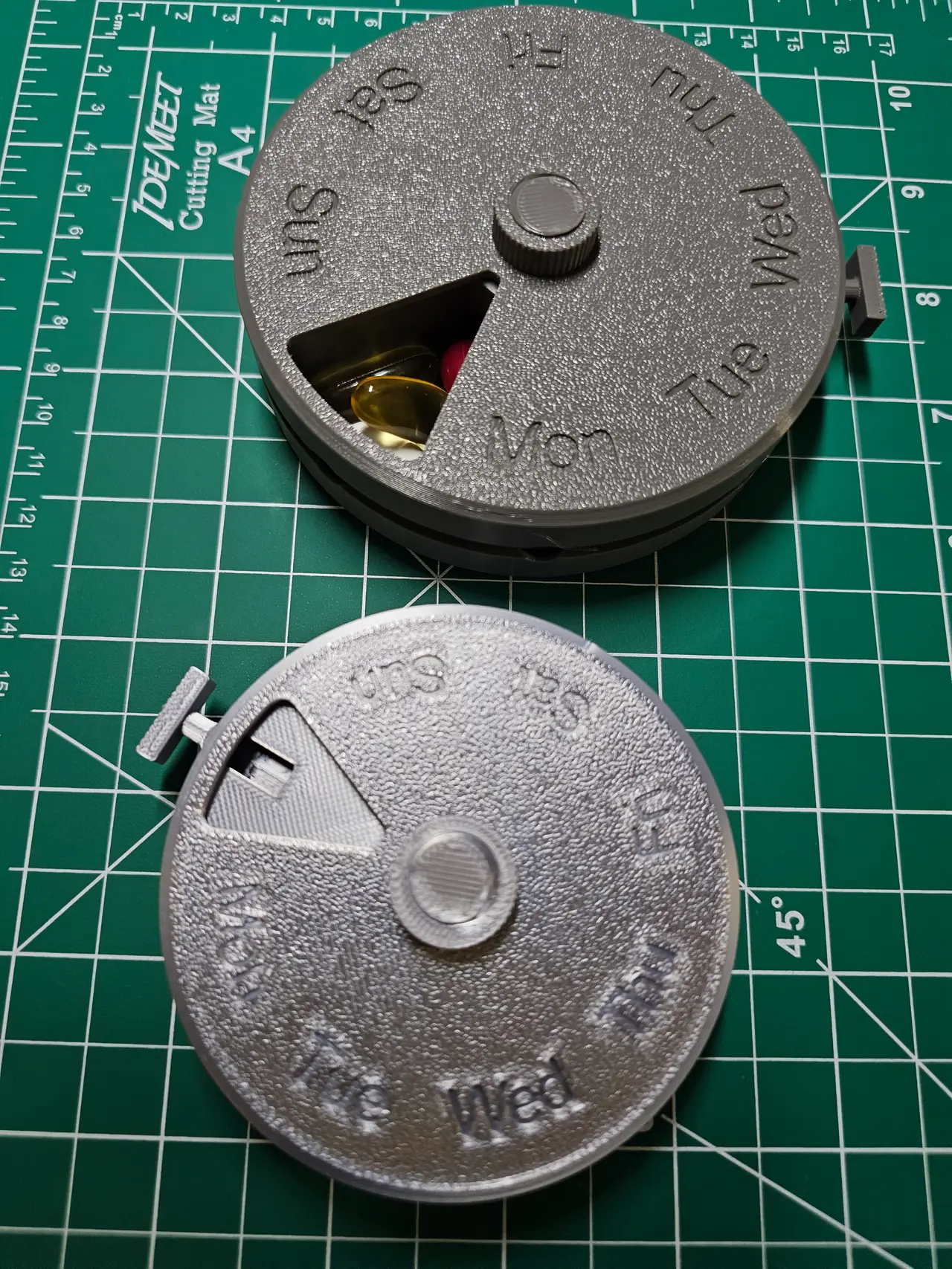 Rotating Pill Organizer with Spring-Lock Mechanism — modelo 3D