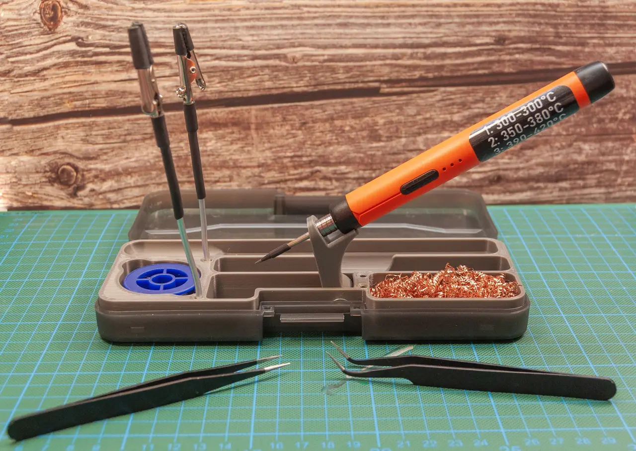 Portable Soldering Station case insert for no name battery powered soldering iron — modelo 3D