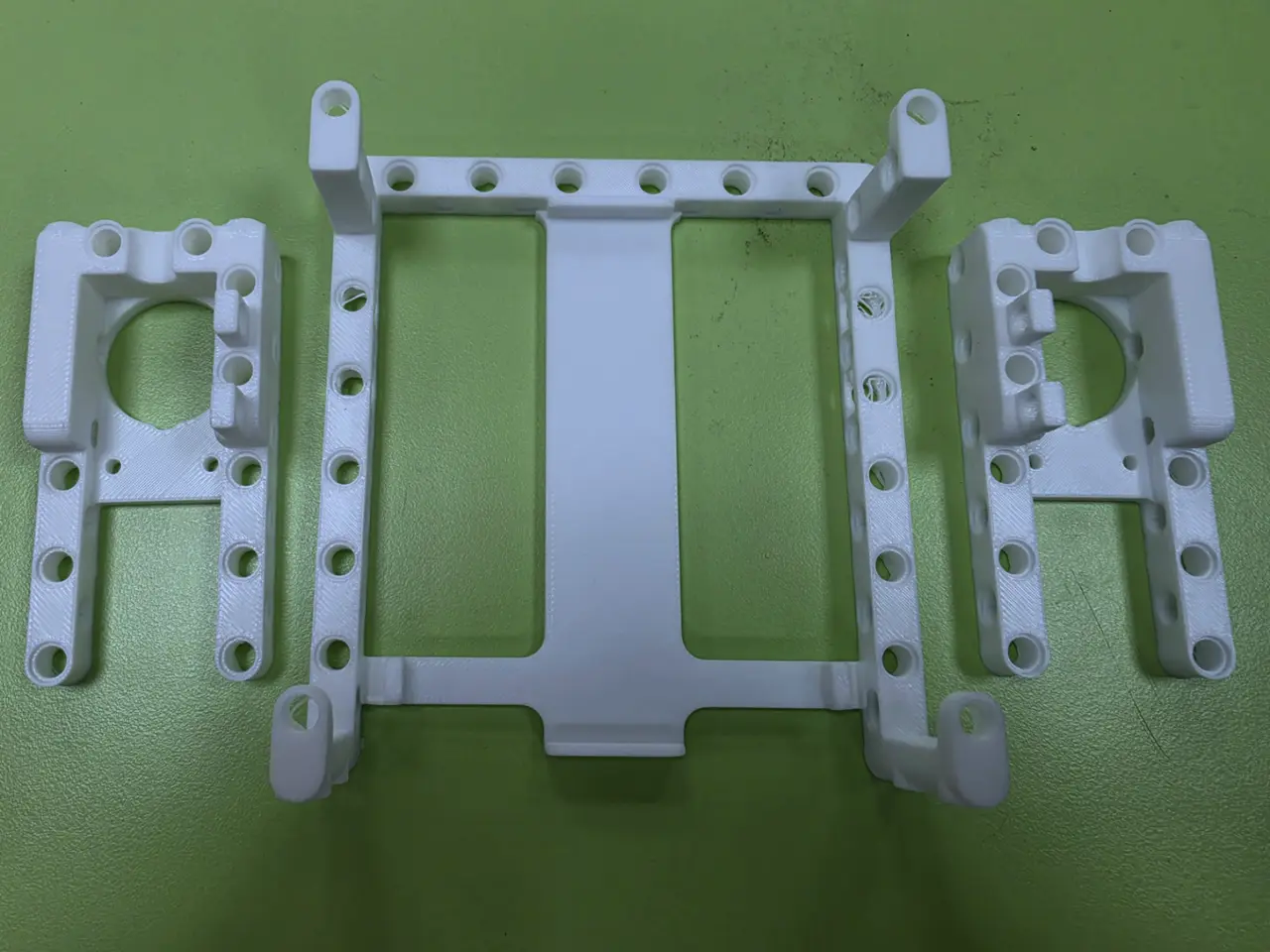 TT電機轉接樂高系統底盤模組化框架 — modelo 3D