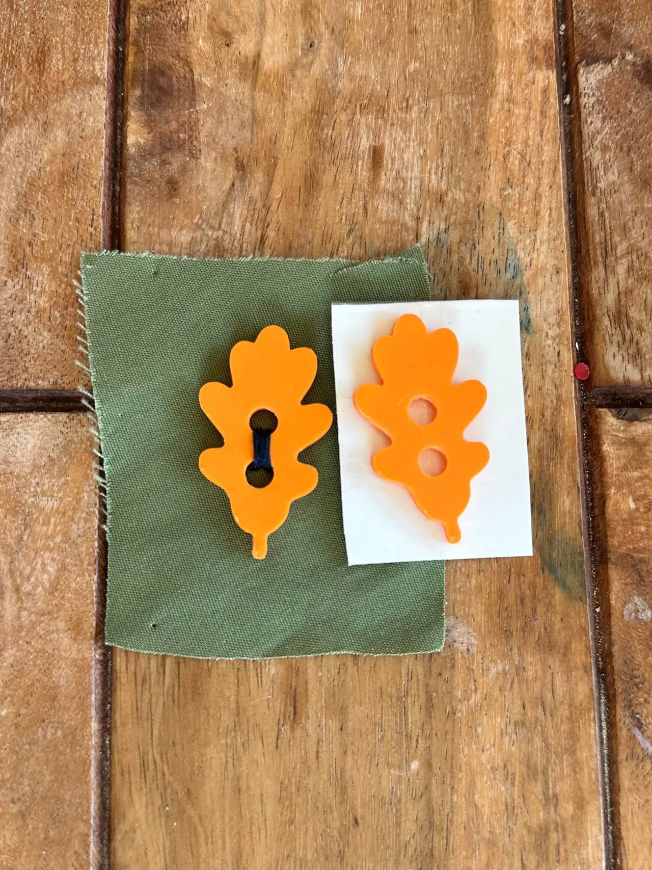 Oak Leaf Shaped Sewing Button — modelo 3D
