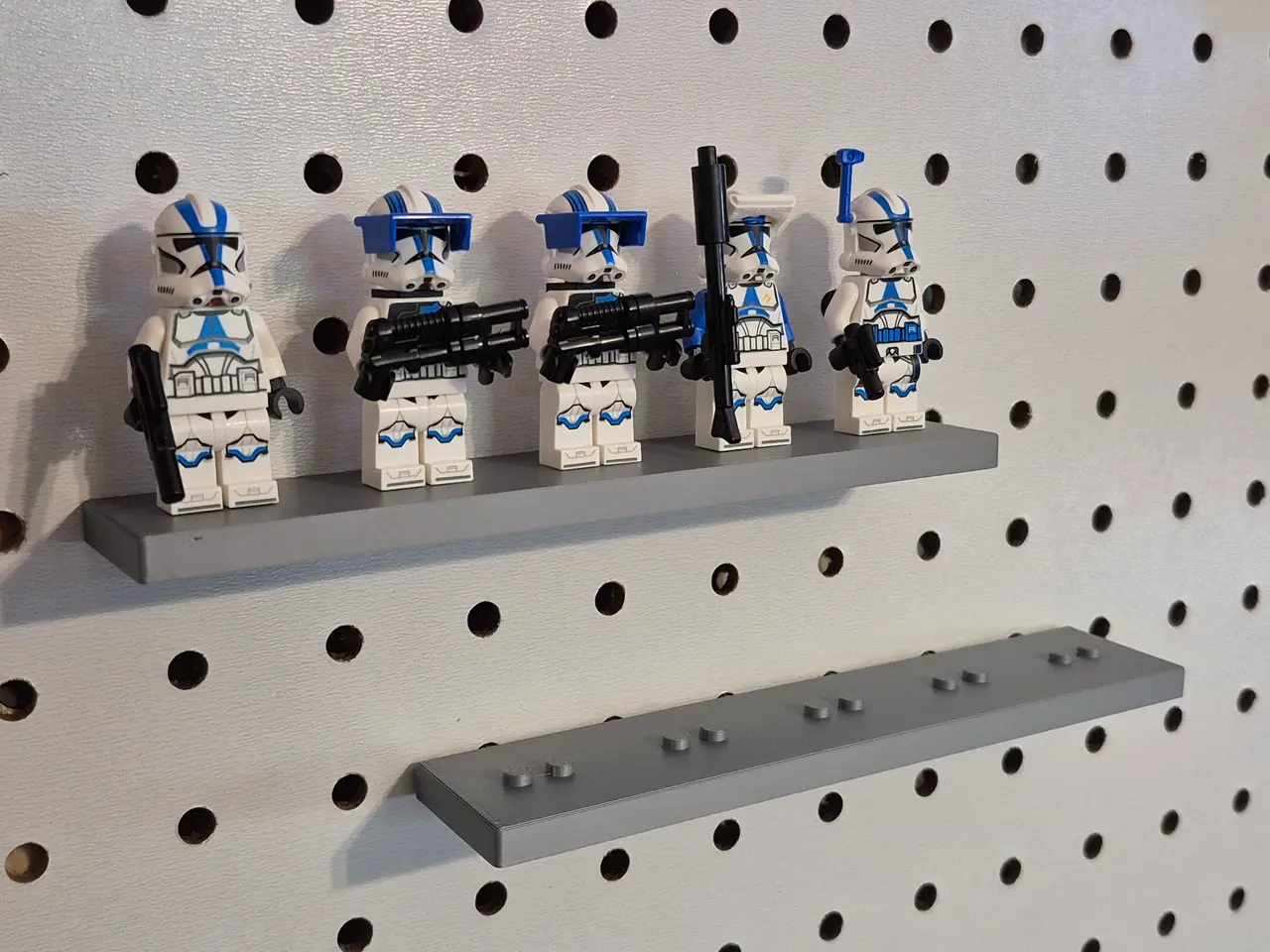 Pegboard Mounted Stand for 5 Lego Minifigs — modelo 3D