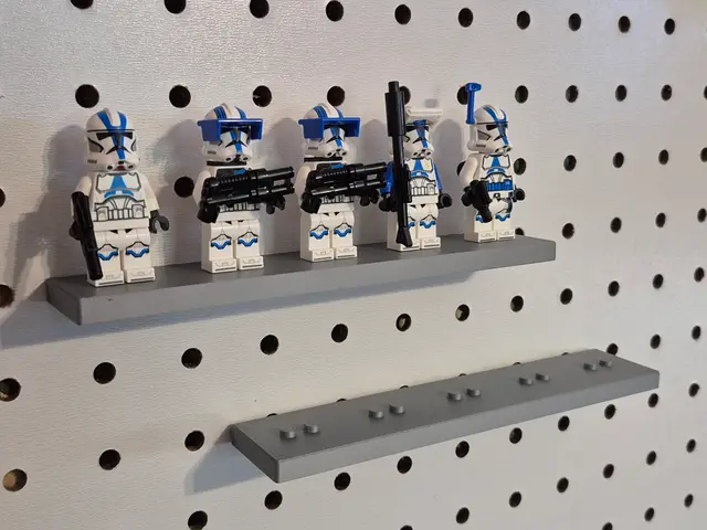 Pegboard Mounted Stand for 5 Lego Minifigs — modelo 3D