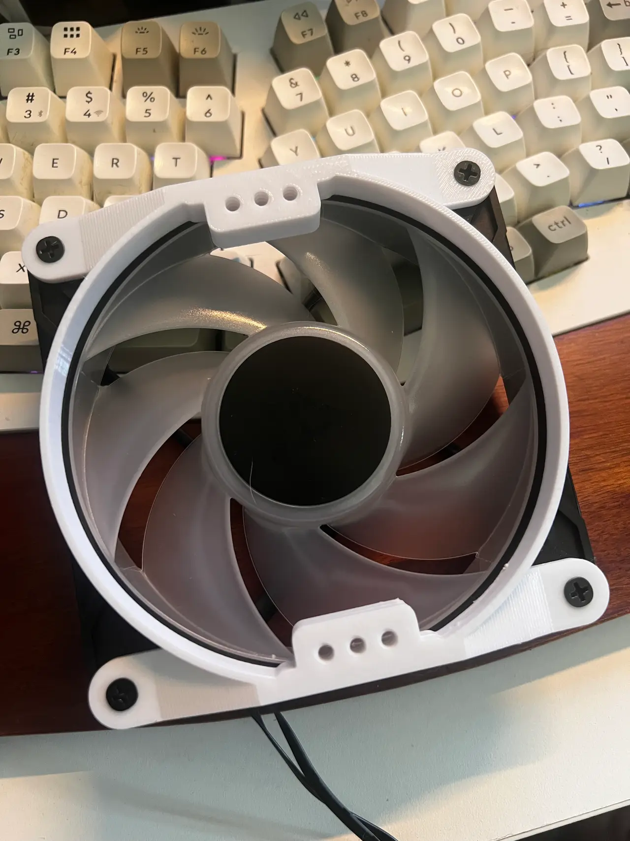 Case fan center mount adapter — modelo 3D
