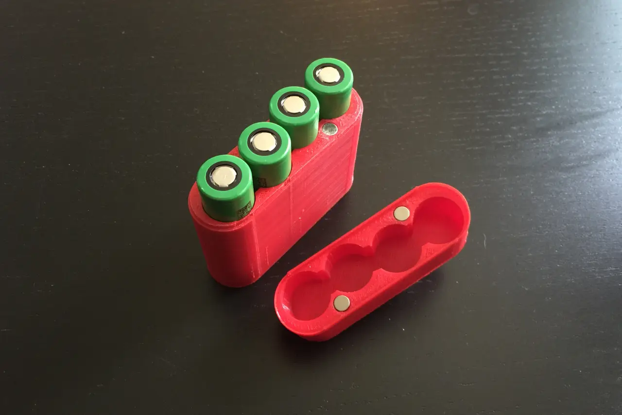 Magnetic Battery Case (4x18650) — modelo 3D