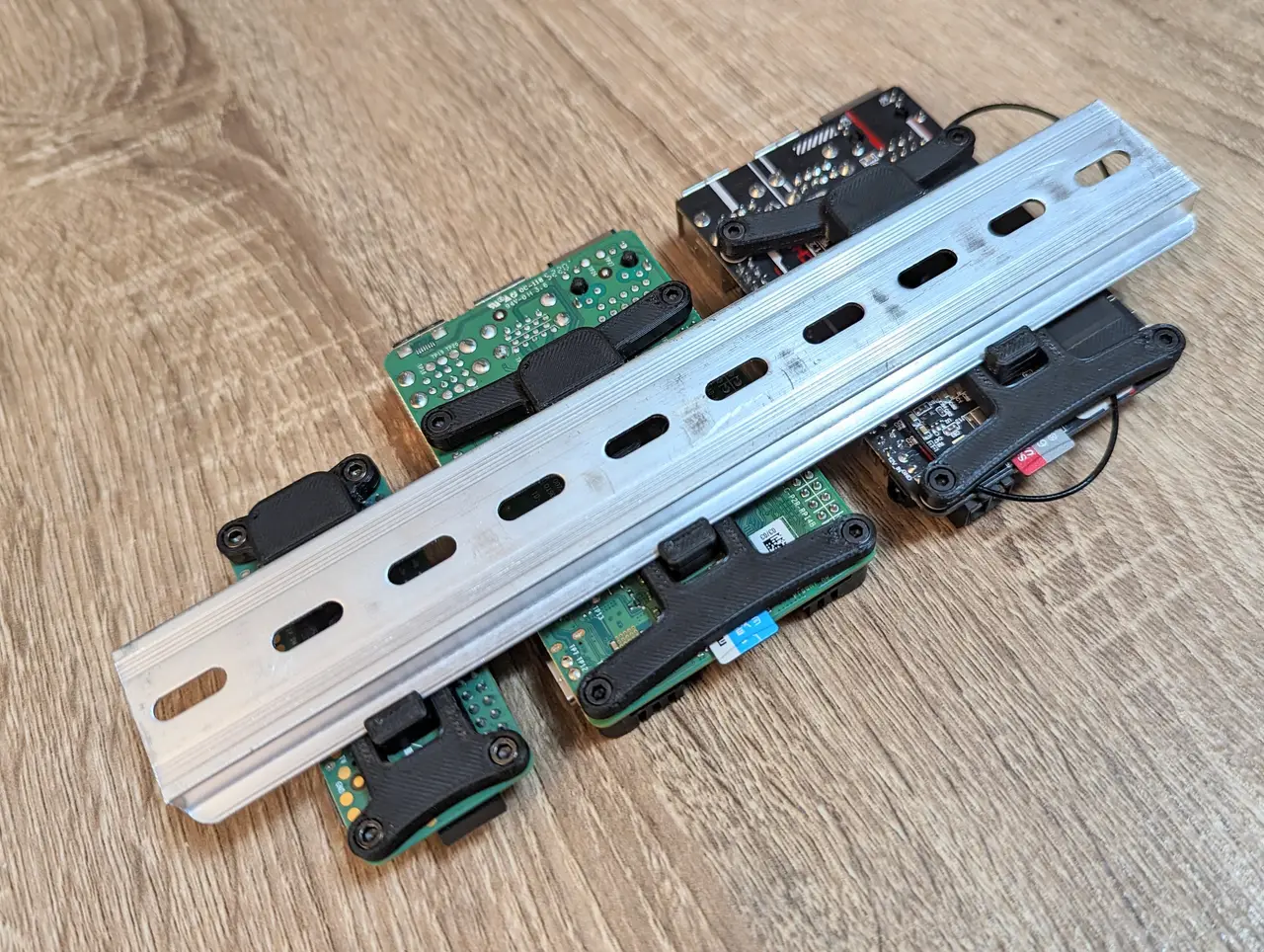 Low-profile DIN Rail Bracket for Raspberry Pi, SKR Pico, and BTT Pi 1.2. — modelo 3D