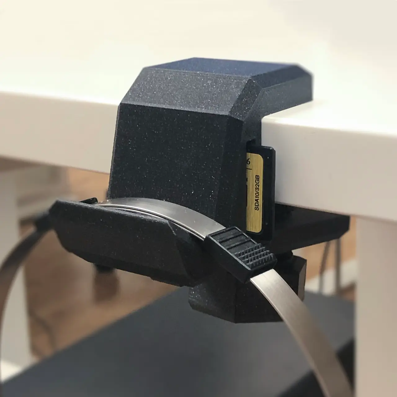 Headphone hook / SD card holder — modelo 3D