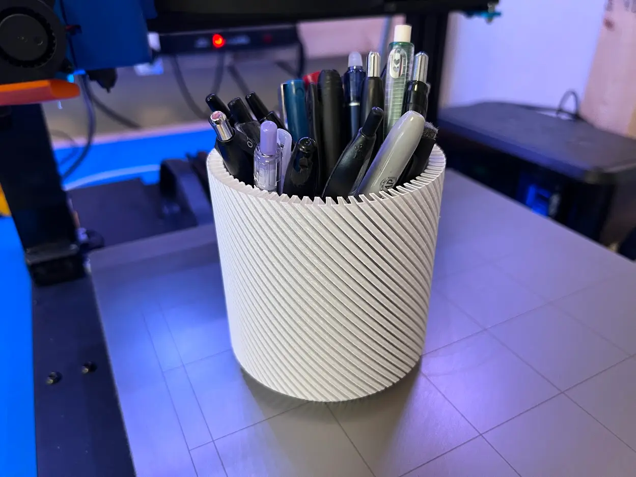 Tactile Spiral Vase Pen Cup — modelo 3D