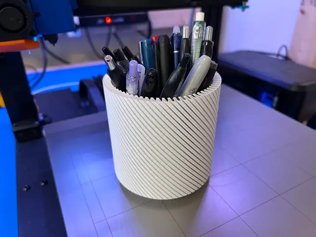 Tactile Spiral Vase Pen Cup — modelo 3D