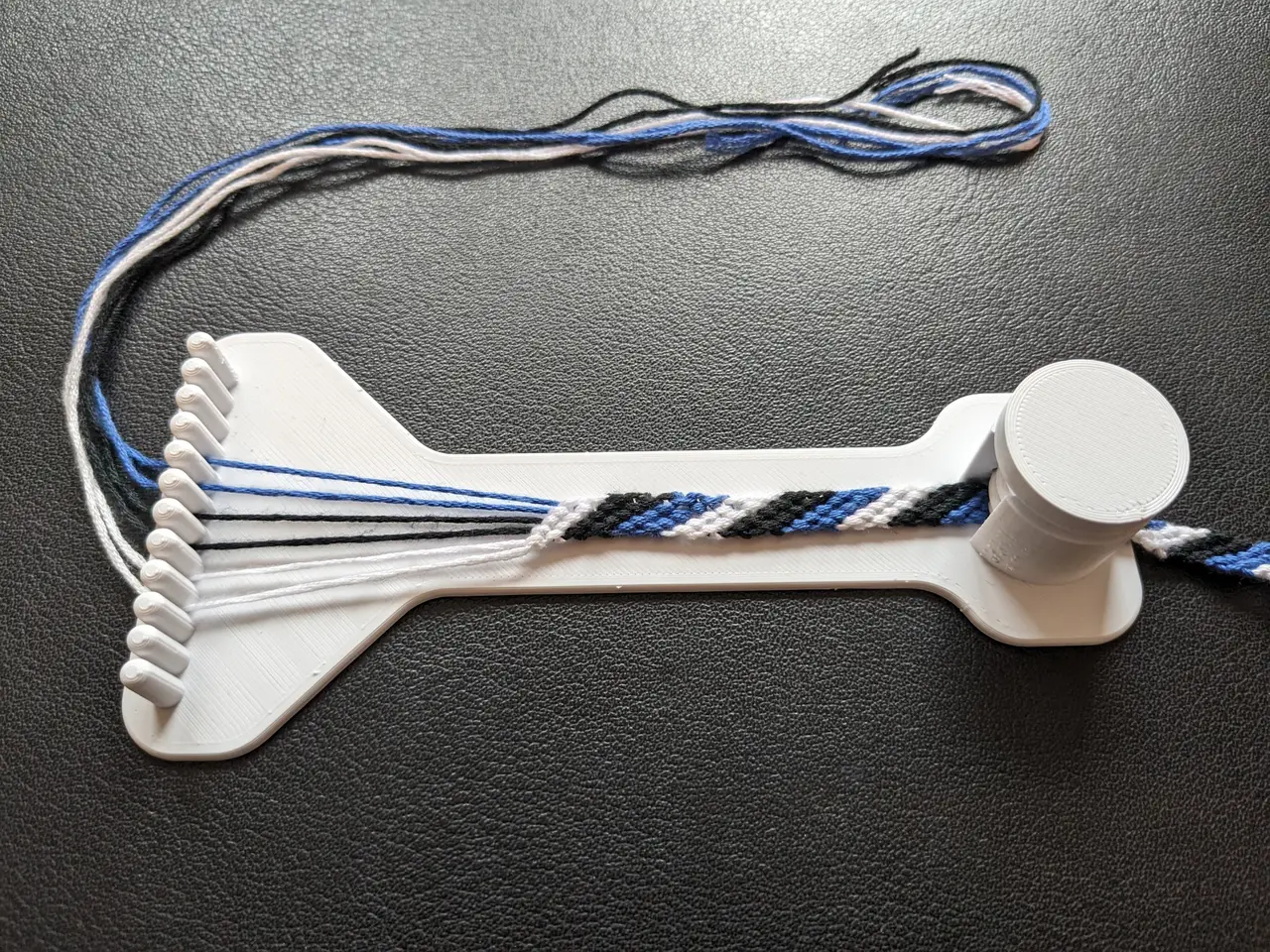 Halter für Freundschaftsbänder / friendship bracelet tool — modelo 3D