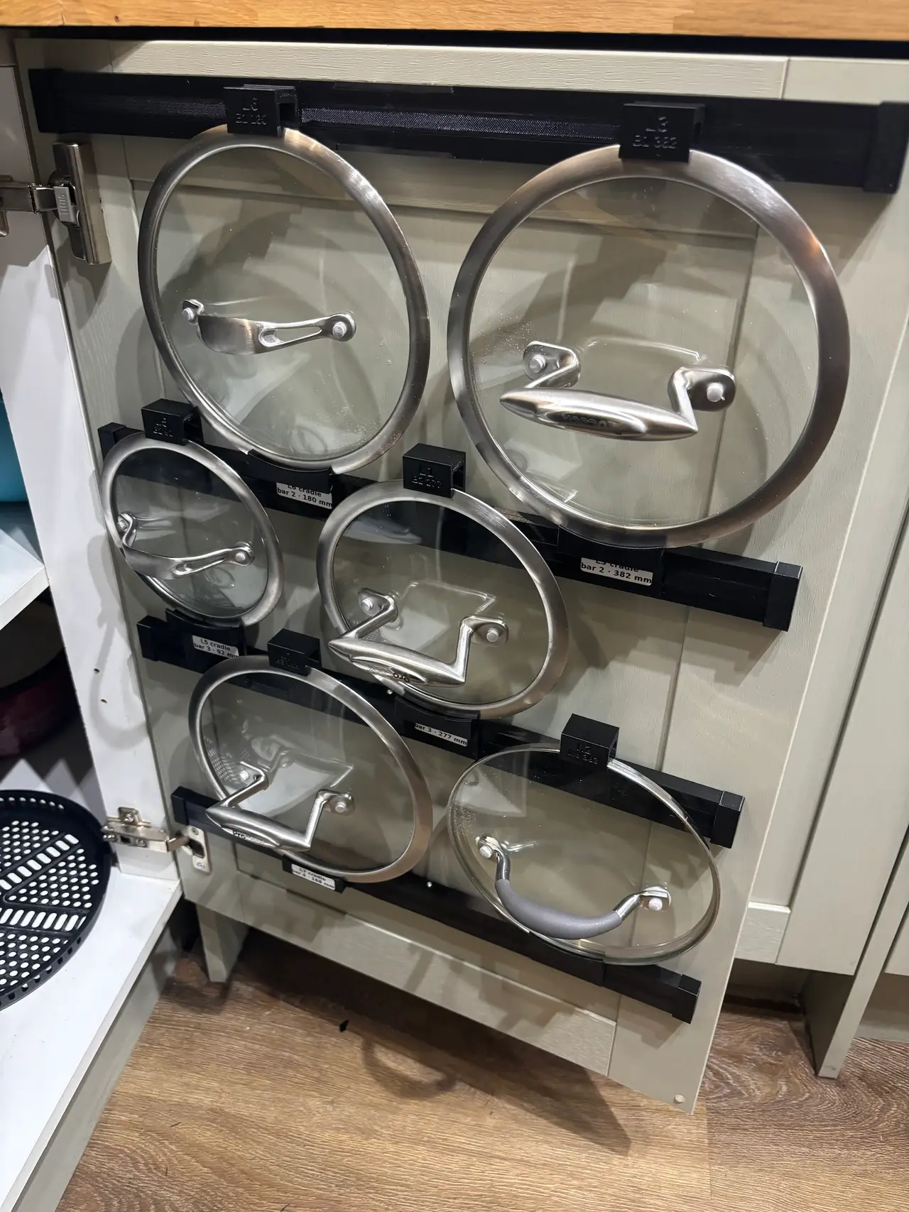 Pan lid rack for the inside of a kitchen cupboard door (Howdens 500 base door) — modelo 3D