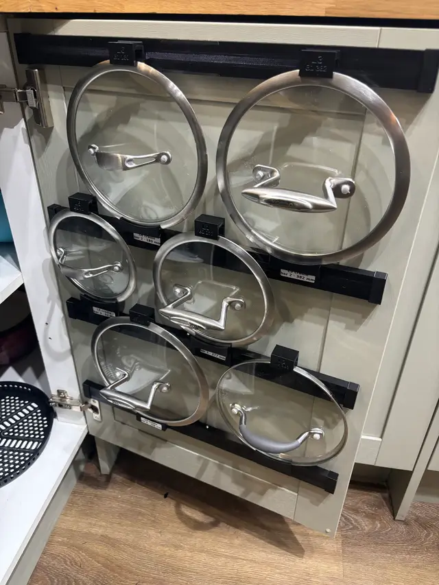 Pan lid rack for the inside of a kitchen cupboard door (Howdens 500 base door) — modelo 3D