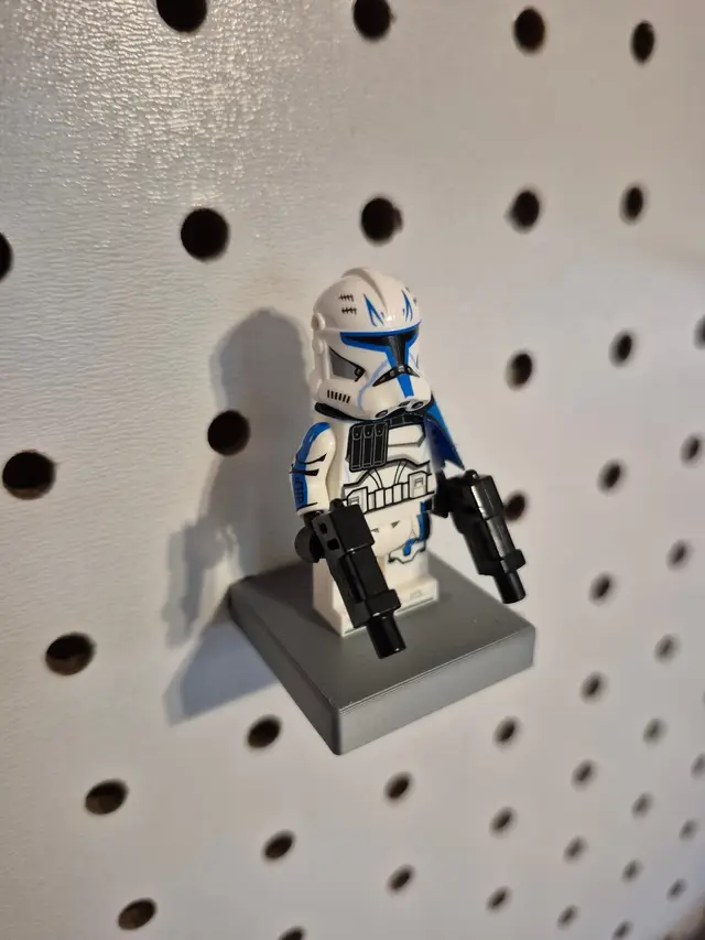 Pegboard Mounted Stand for 1 Lego Minifig — modelo 3D