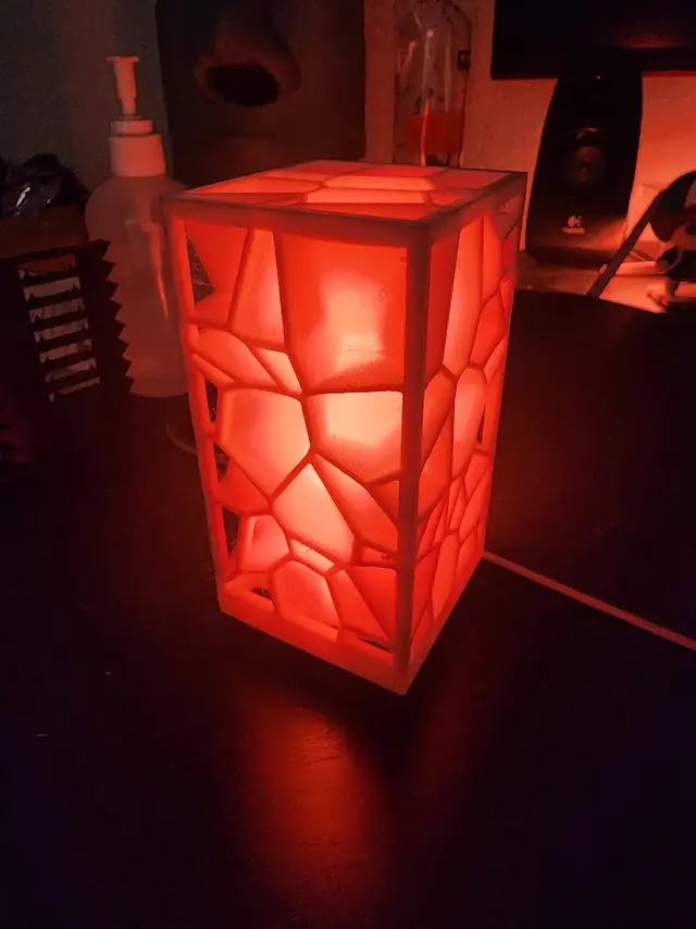 Voronoi Lamp w/ LED Stand — modelo 3D
