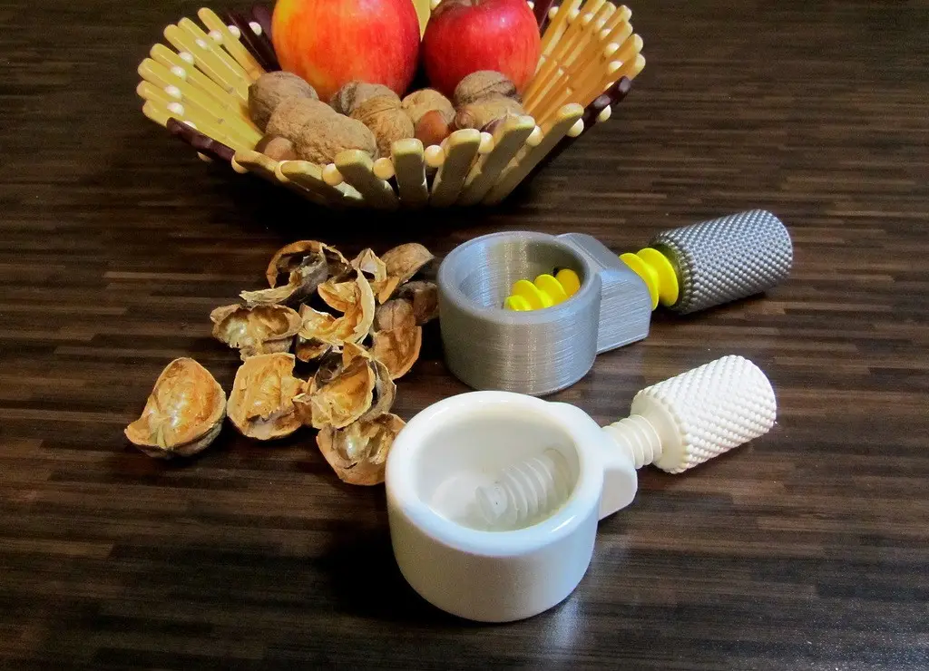 Nut & walnut cracker [My grandma design] — modelo 3D