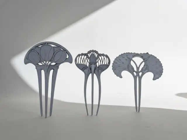 Three Art Nouveau Hair Combs — modelo 3D