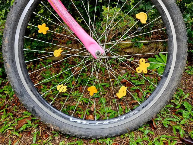 Bicycle spoke clips (Spring theme) — modelo 3D