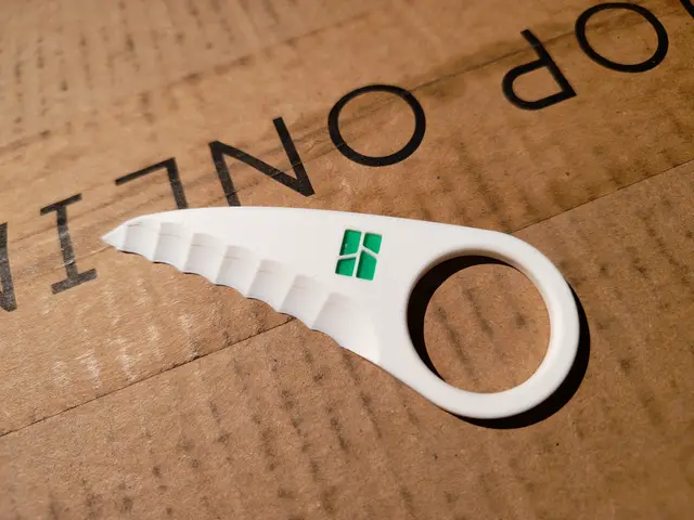 Box opener plastic knife with teeth and bambu logo — modelo 3D