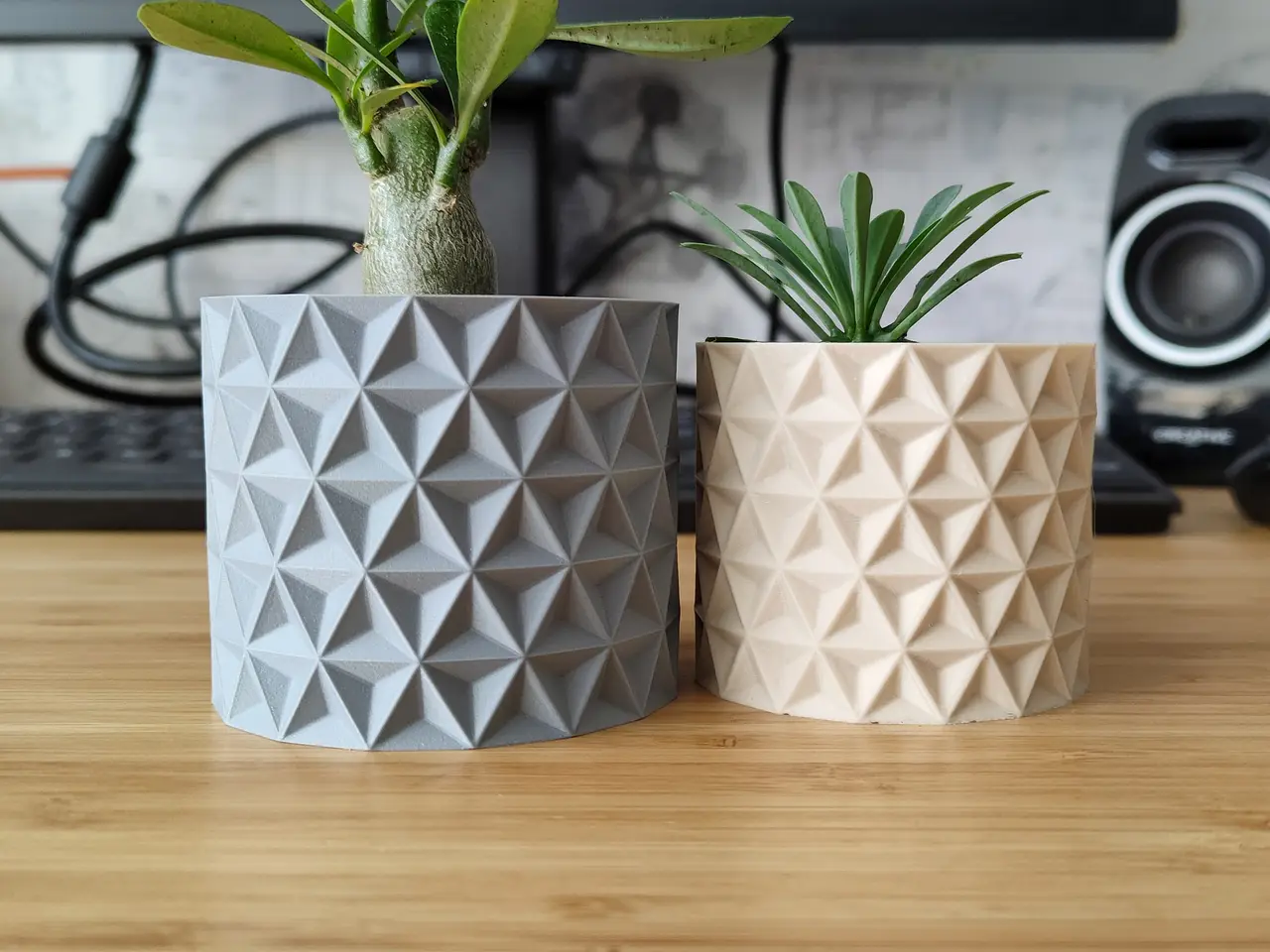 Tradicional Triangle Plant Pot and Planter — modelo 3D