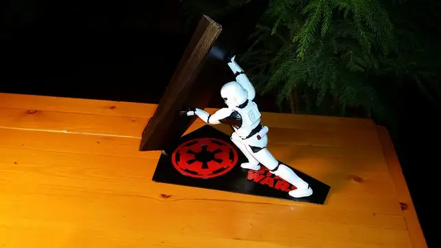 Star Wars Stormtrooper Universal/Intergalactic Cellphone Charging Stand — modelo 3D