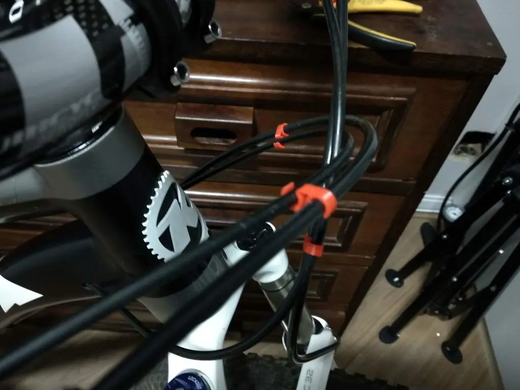Bike cable clip — modelo 3D