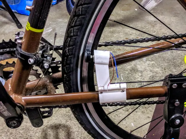 Bike 5V Generator that Clamps on for Phone or 5V Electronics — modelo 3D