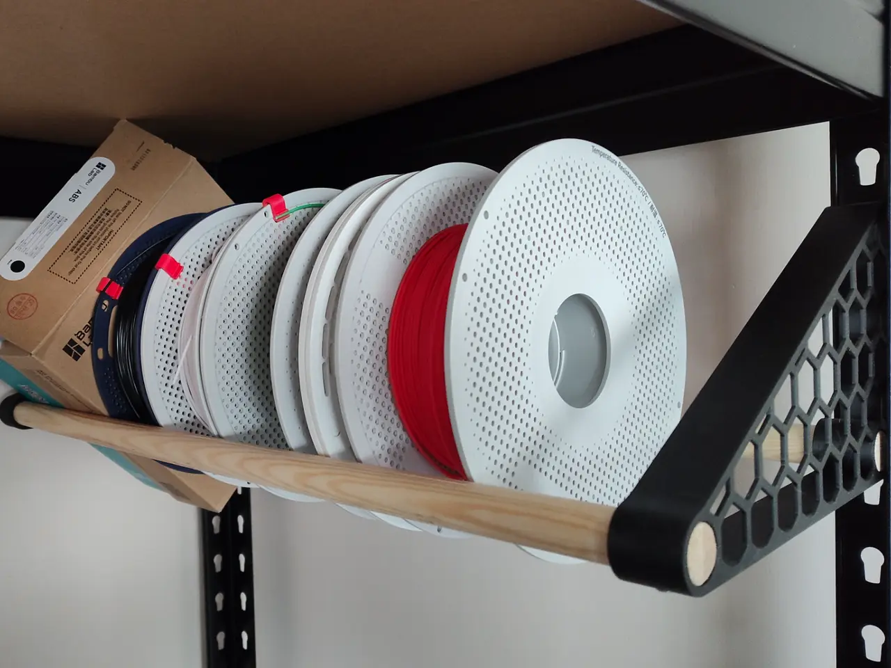 Filament holder bracket for industrial shelving — modelo 3D