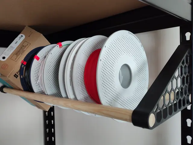 Filament holder bracket for industrial shelving — modelo 3D