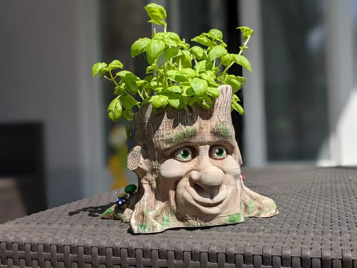 Cartoon Style Tree Face Planter — modelo 3D