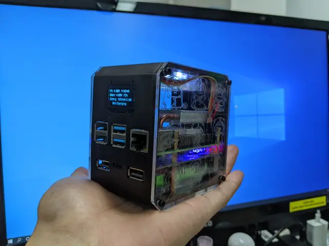 Raspberry pi 4B desktop case with ups — modelo 3D