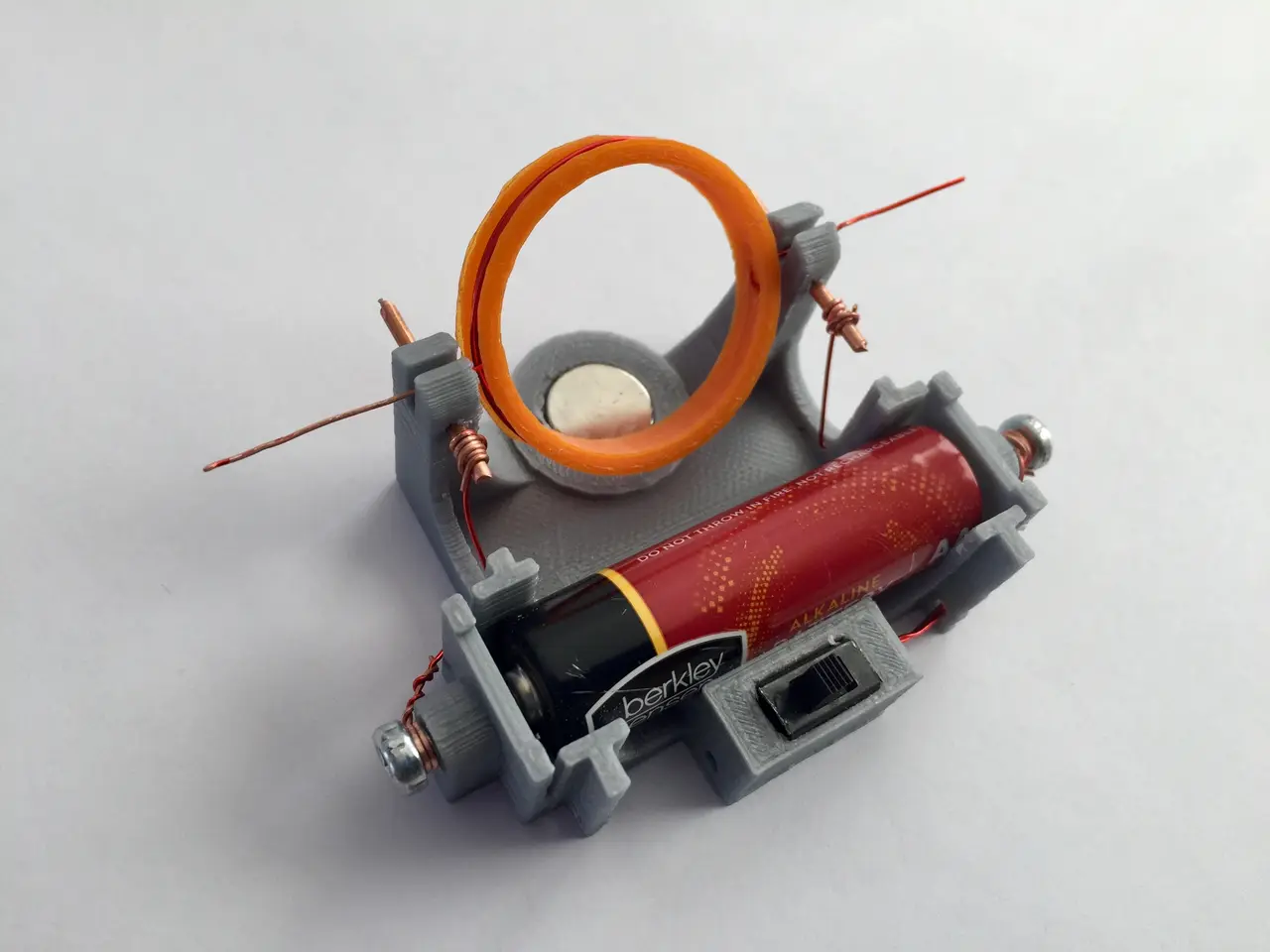 Electric Motor with AA battery holder — modelo 3D